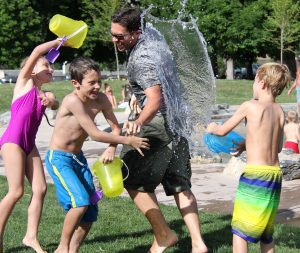 Wasserschlacht im Sommer mit Kindern