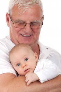 Grossvater mit Enkelkind