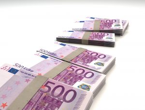 Mehrere Bündel mit 500 Euro Scheinen