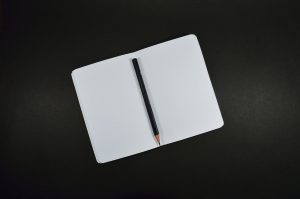 Notizbuch mit leeren Seiten und Bleistift
