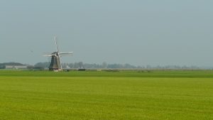 Windmühle aus Entfernung über Grünfläche